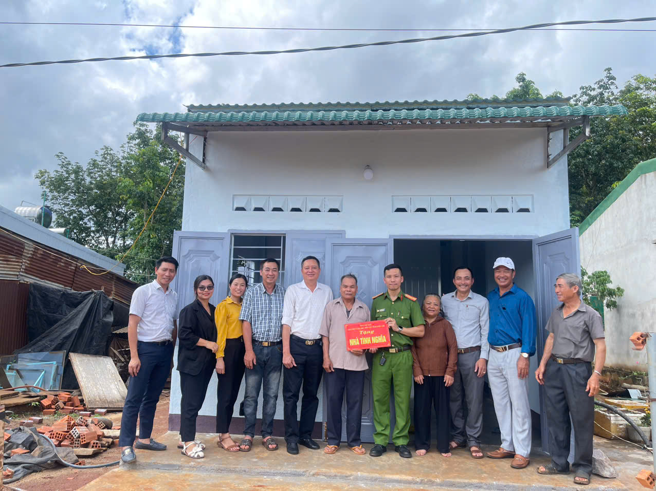 Xã Ea Khăl: Lễ bàn giao nhà thuộc chương trình xóa nhà tạm, nhà dột nát năm 2025